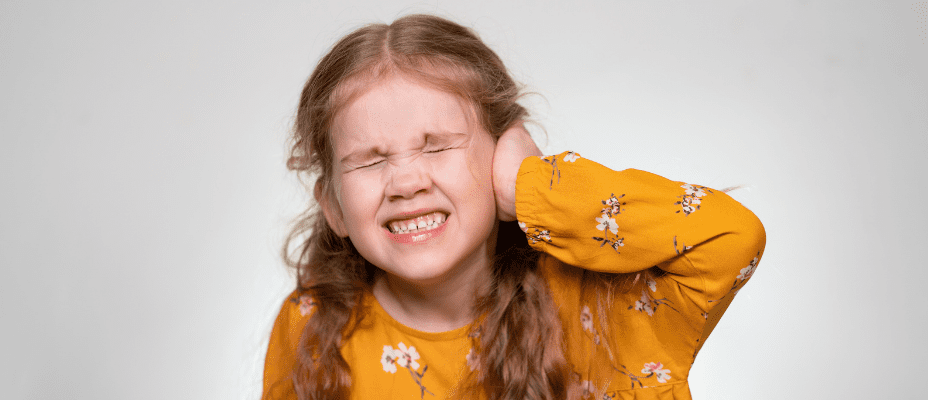 Il mal d’orecchi nei bambini: cause, sintomi e cura